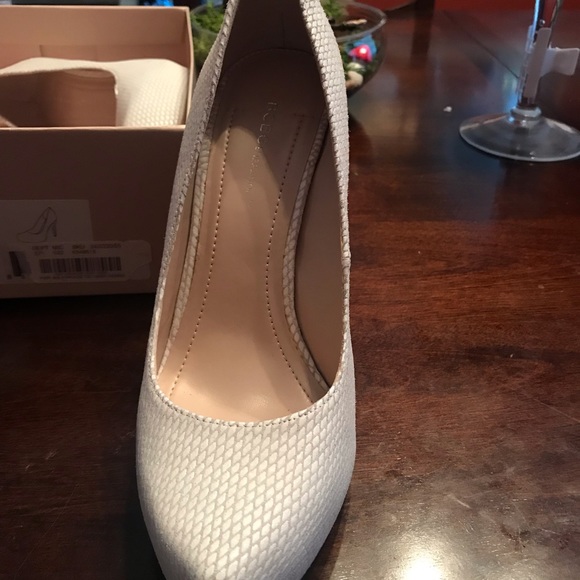 Women’s high heel shoe worn once. - Picture 4 of 4